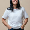 Femme souriante portant un T-shirt blanc UNIVESCO