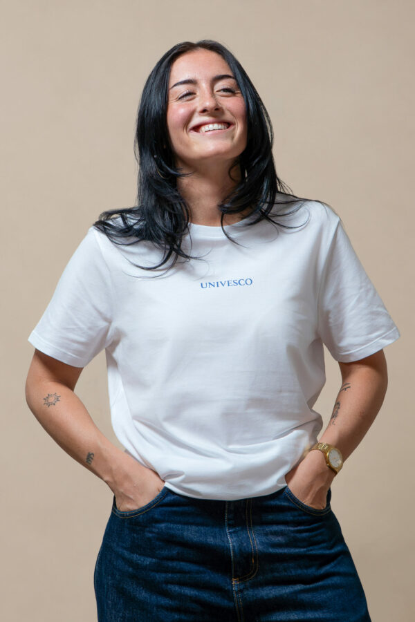 Femme souriante portant un T-shirt blanc UNIVESCO