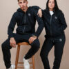Femme et homme portant un jogging noir UNIVESCO