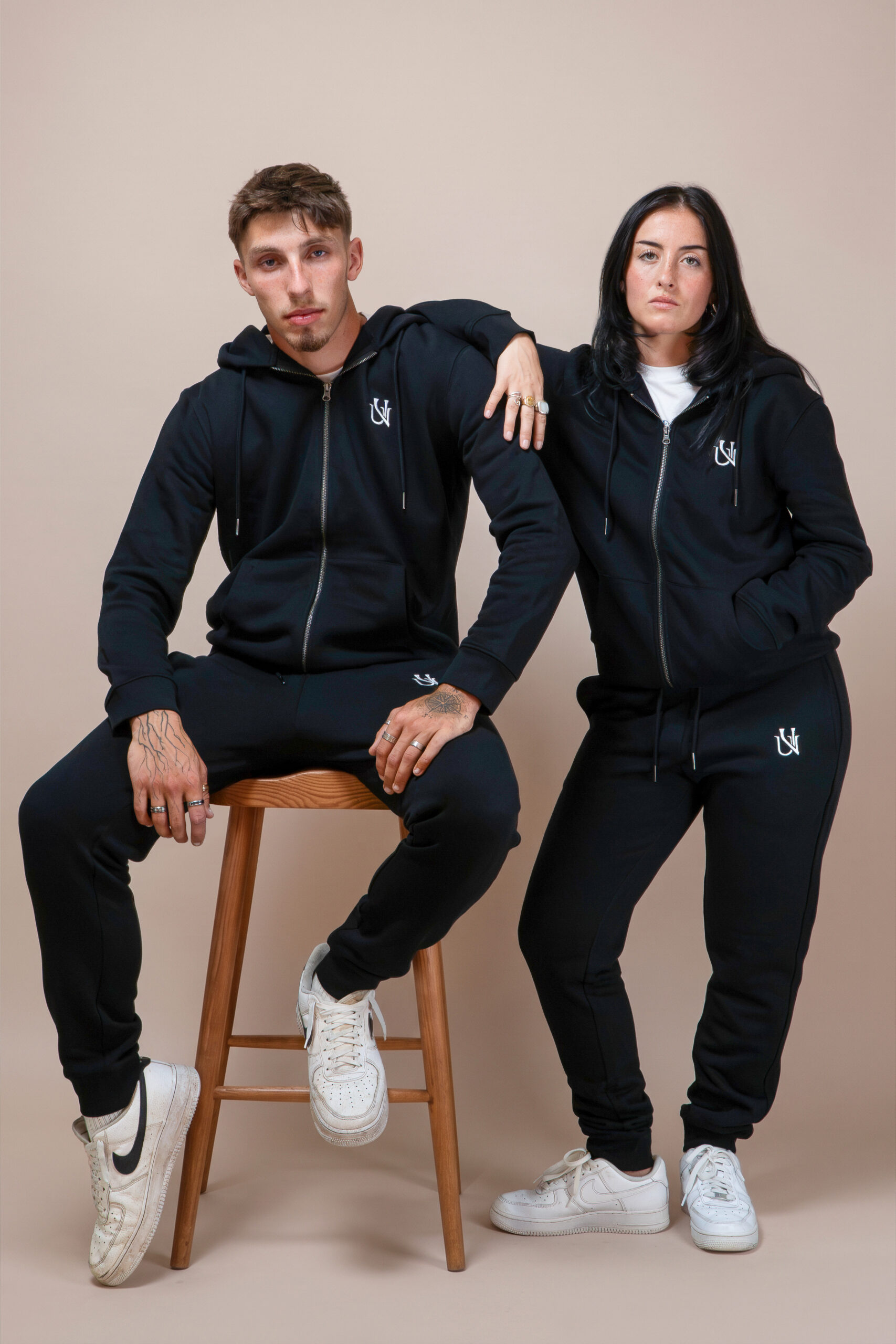 Femme et homme portant un jogging noir UNIVESCO