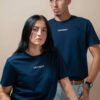 Deux personnes portant des t-shirts bleu marine UNIVESCO