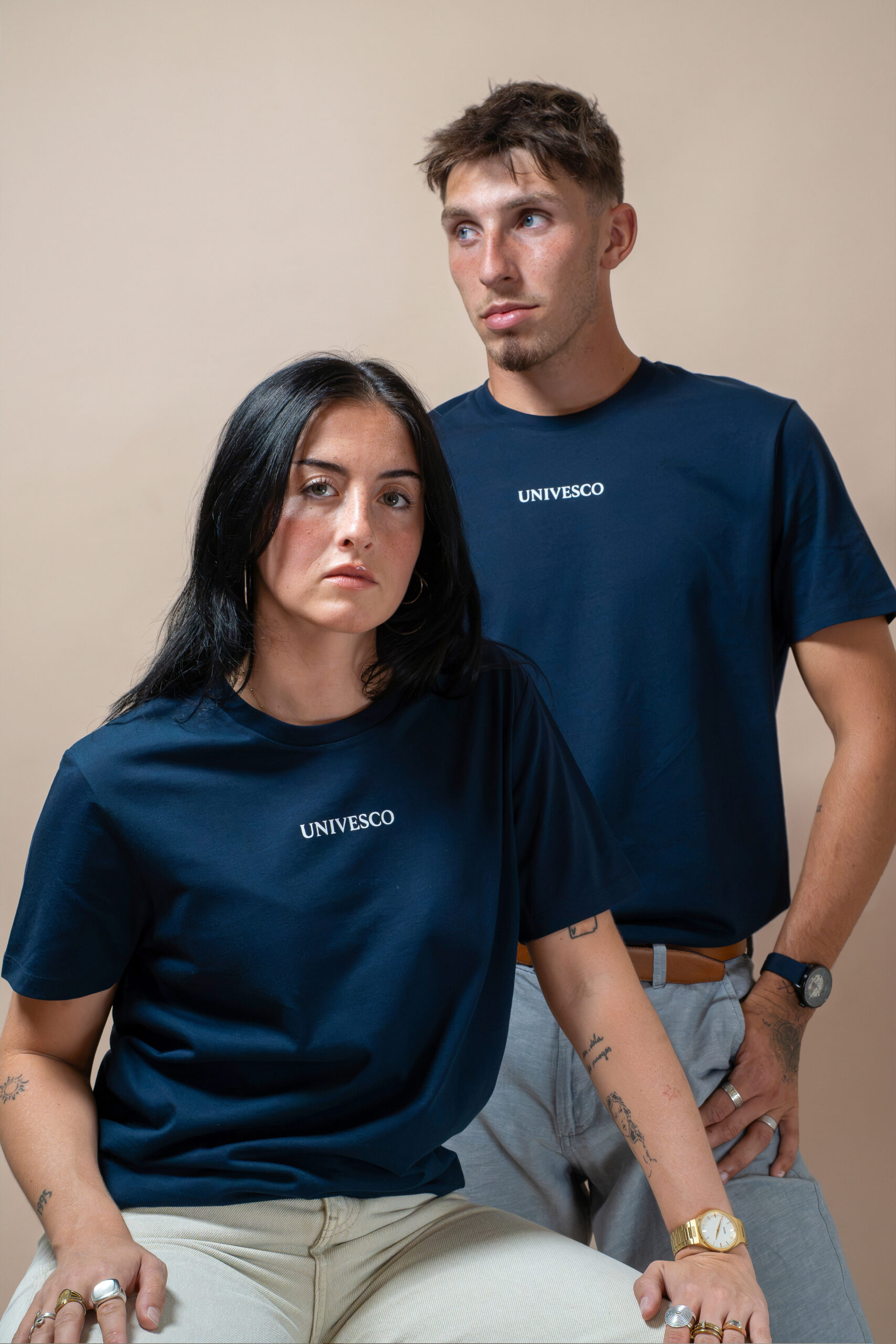 Deux personnes portant des t-shirts bleu marine UNIVESCO