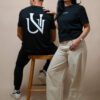 Homme et femme portant des t-shirts noirs UNIVESCO, logo au dos