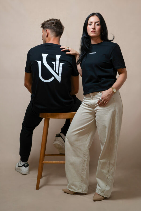 Homme et femme portant des t-shirts noirs UNIVESCO, logo au dos