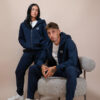 Femme et homme portant une veste bleu marine UNIVESCO