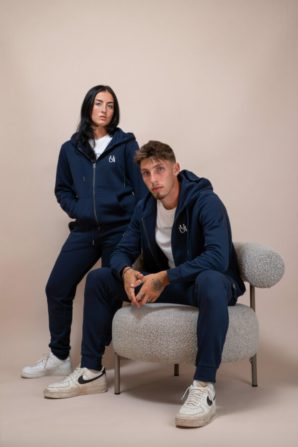 Femme et homme portant une veste bleu marine UNIVESCO