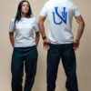 Femme et homme portant des t-shirts blancs UNIVESCO, logo au dos