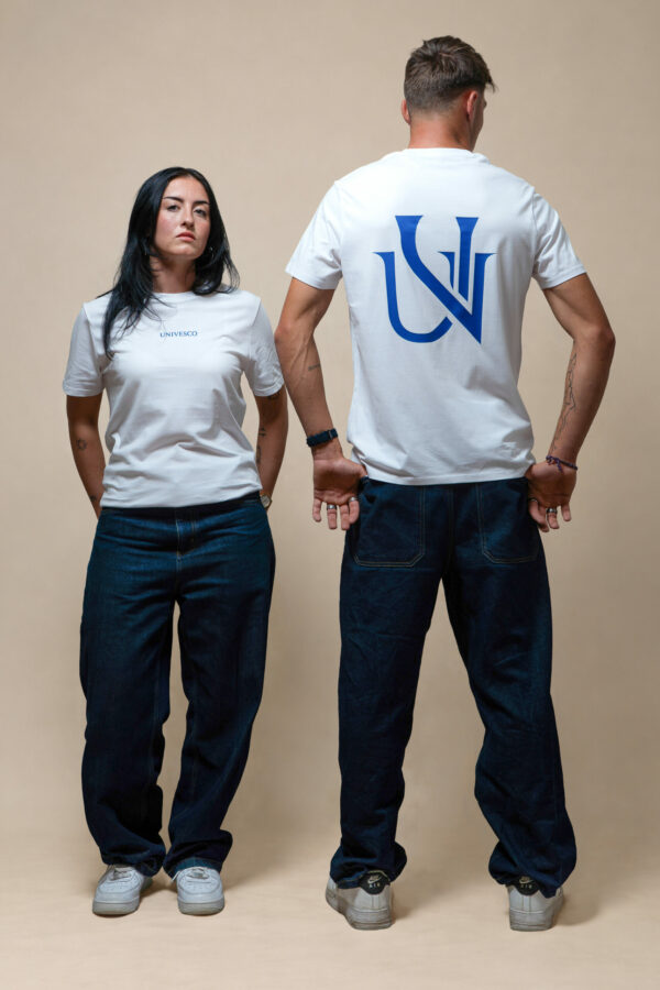 Femme et homme portant des t-shirts blancs UNIVESCO, logo au dos
