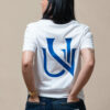 Femme portant un t-shirt blanc UNIVESCO avec logo au dos