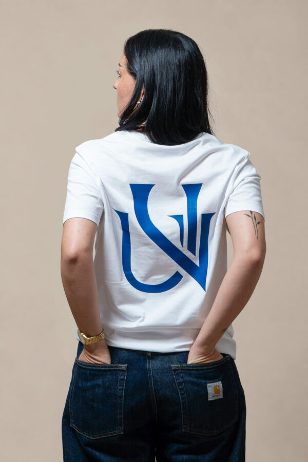 Femme portant un t-shirt blanc UNIVESCO avec logo au dos