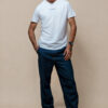 Homme portant un t-shirt blanc UNIVESCO