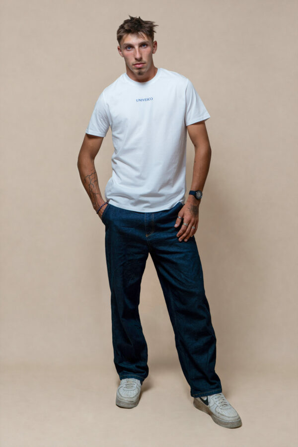 Homme portant un t-shirt blanc UNIVESCO