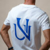 Homme portant un t-shirt blanc UNIVESCO avec logo au dos