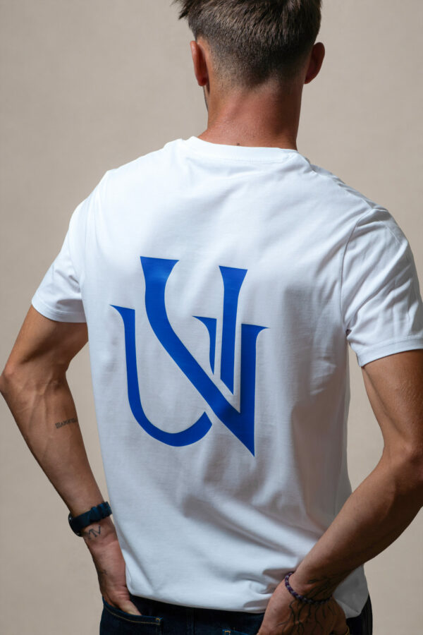 Homme portant un t-shirt blanc UNIVESCO avec logo au dos