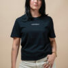 Femme portant un t-shirt noir UNIVESCO avec logo sur le devant
