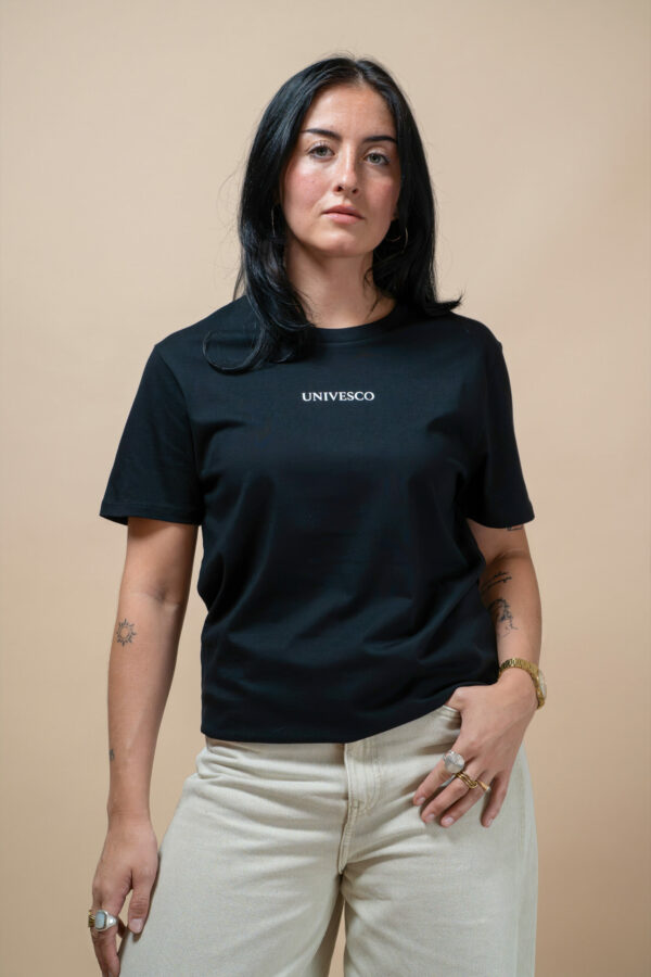 Femme portant un t-shirt noir UNIVESCO avec logo sur le devant
