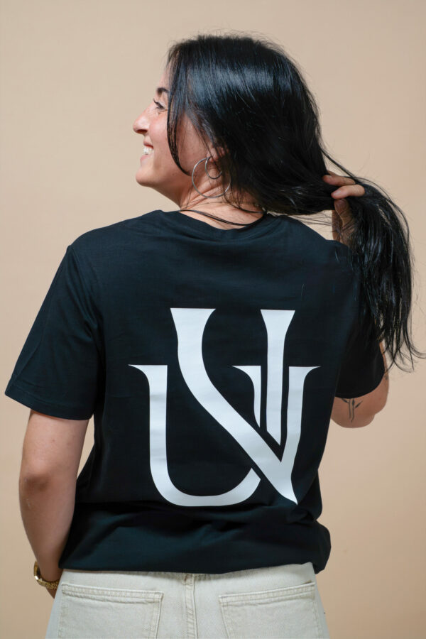 Femme souriante portant un t-shirt noir UNIVESCO avec grand logo au dos