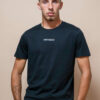 Homme portant un t-shirt noir UNIVESCO avec logo sur le devant