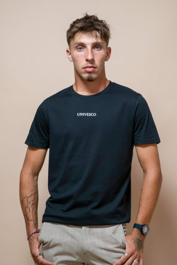 Homme portant un t-shirt noir UNIVESCO avec logo sur le devant