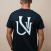 Homme portant un t-shirt noir UNIVESCO avec grand logo au dos