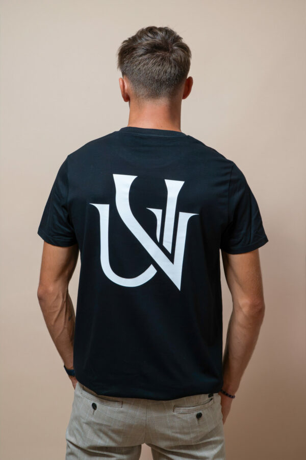 Homme portant un t-shirt noir UNIVESCO avec grand logo au dos